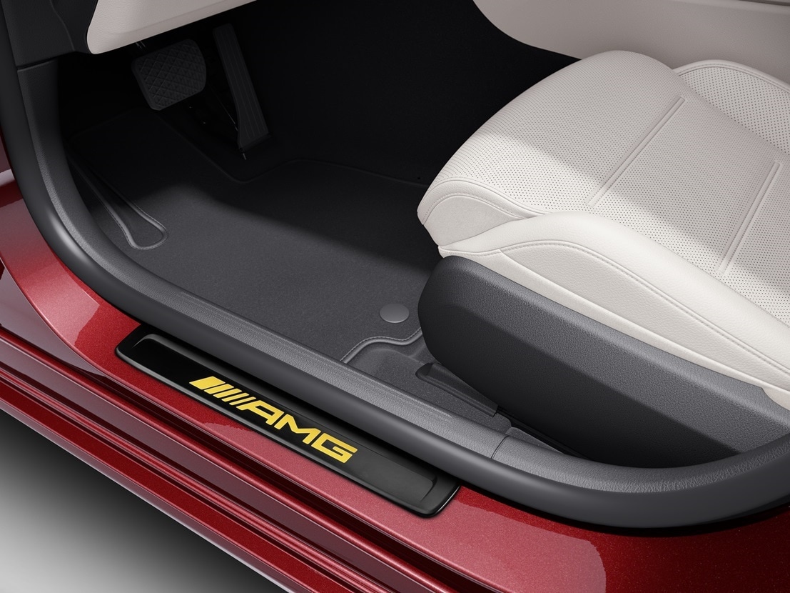 แถบป้องกันแบบเปลี่ยนได้ | อุปกรณ์ตกแต่งรถยนต์ AMG | ชุดอุปกรณ์ตกแต่งแท้ | เมอร์เซเดส-เบนซ์ บนรถยนต์ Mercedes-Benz สีแดง มีแถบป้องกันแบบเปลี่ยนได้ AMG พร้อมตัวอักษรสีเหลือง