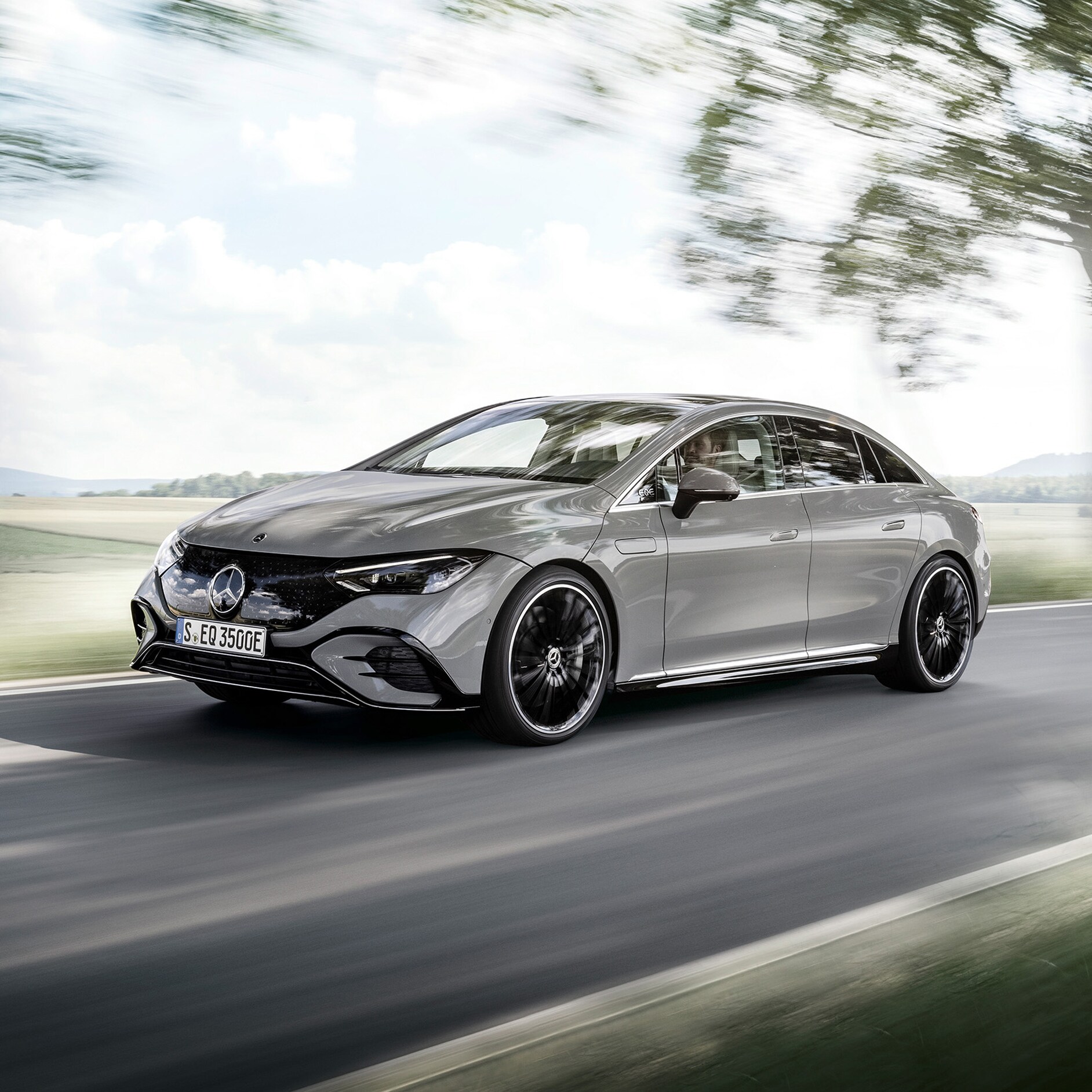 บนเส้นทางไปสู่อนาคตที่ยั่งยืน | ทั้งพื้นดิน ท้องทะเล และในอากาศ | เมอร์เซเดส-เบนซ์ รถยนต์ EQS บนถนนในชนบทในมุมมองด้านหน้าแบบหันข้าง